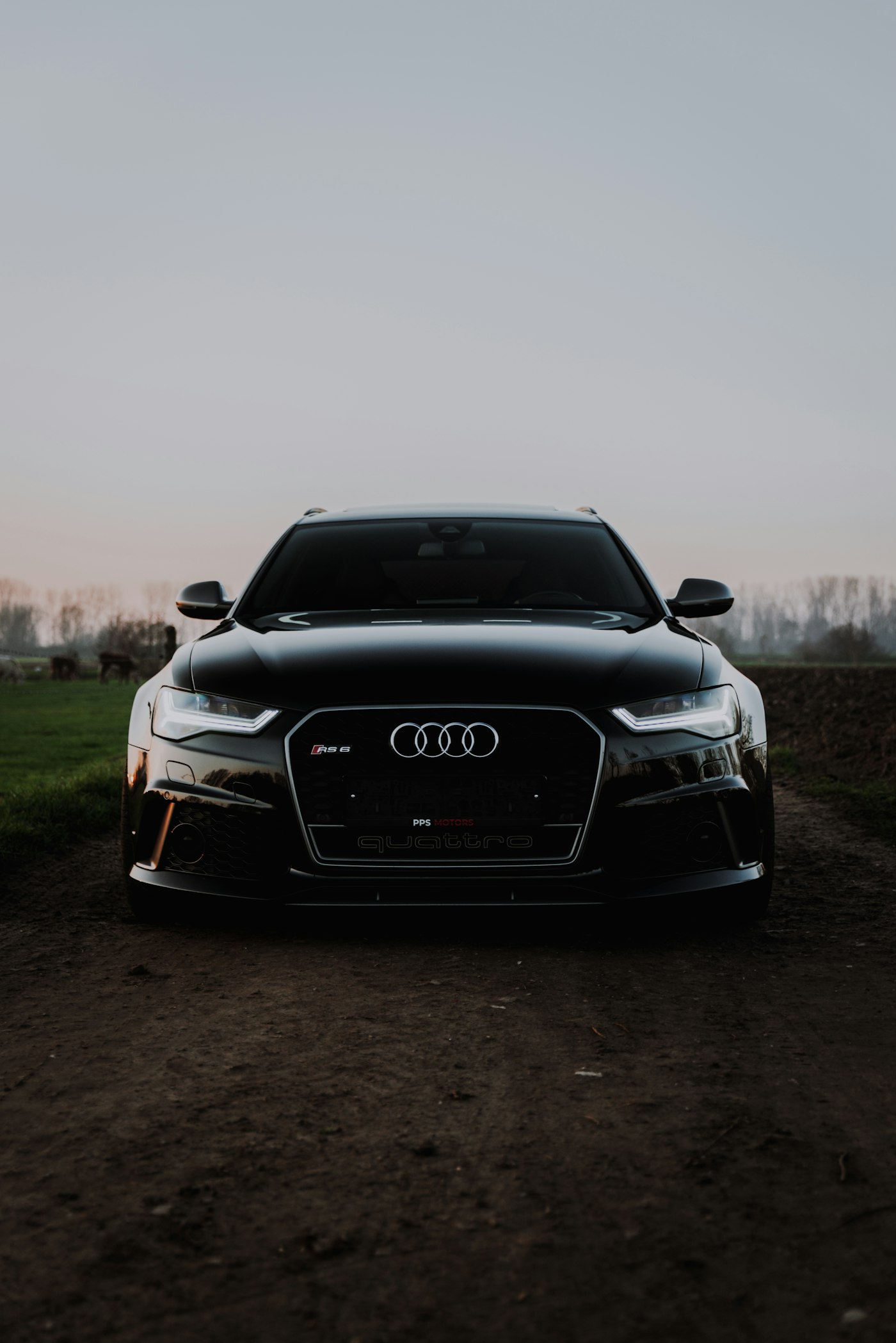 Zwarte Audi RS6 voor chiptuning behandeling