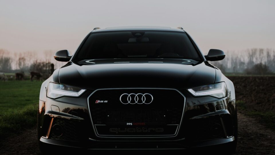 Zwarte Audi RS6 Avant frontaal bij zonsondergang
