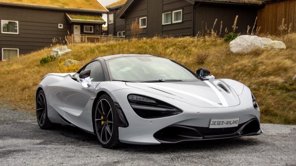 Grijze McLaren 720S in berglandschap