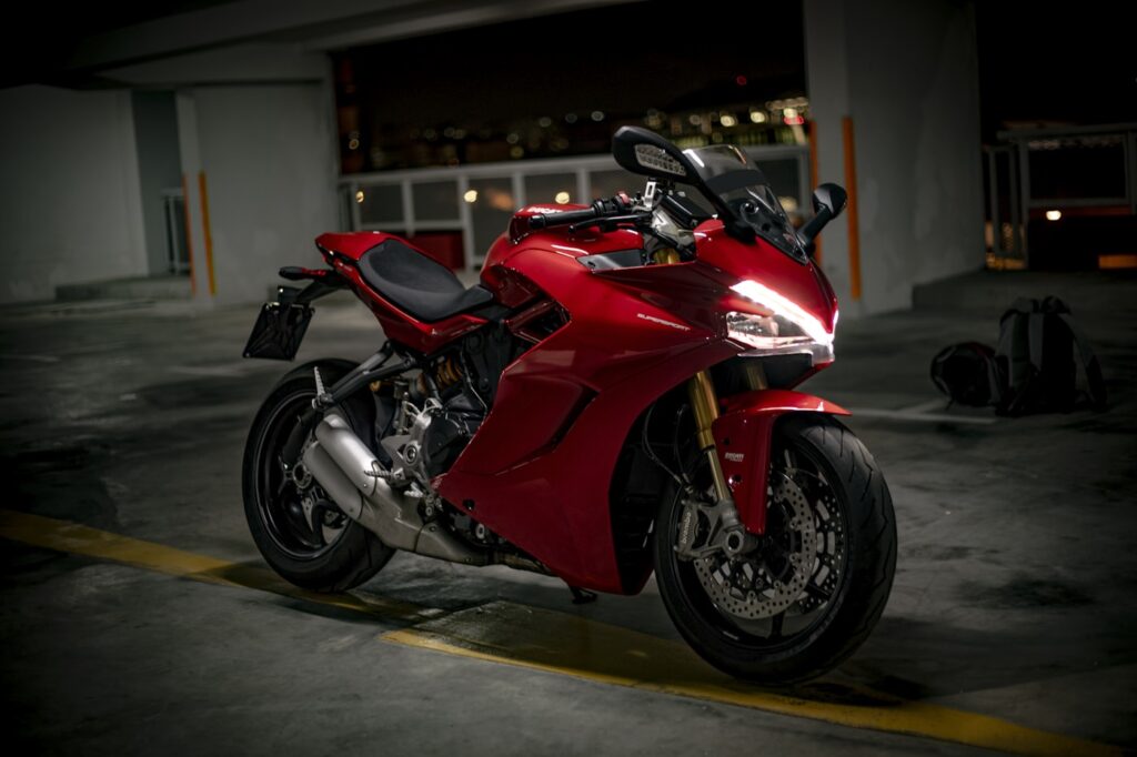 Rode Ducati Supersport in donkere parkeergarage