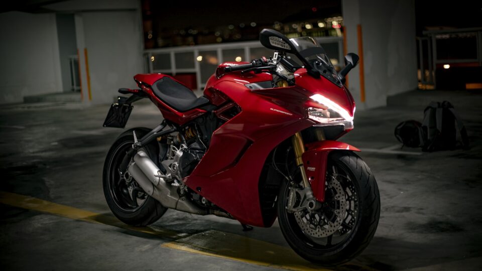 Rode Ducati Supersport in donkere parkeergarage