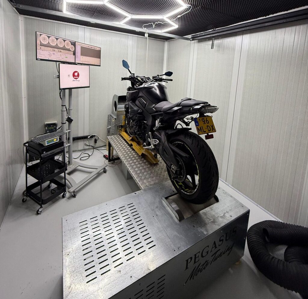 Kawasaki Z800 op de Pegasus Moto Tuning dyno tijdens vermogensmeting